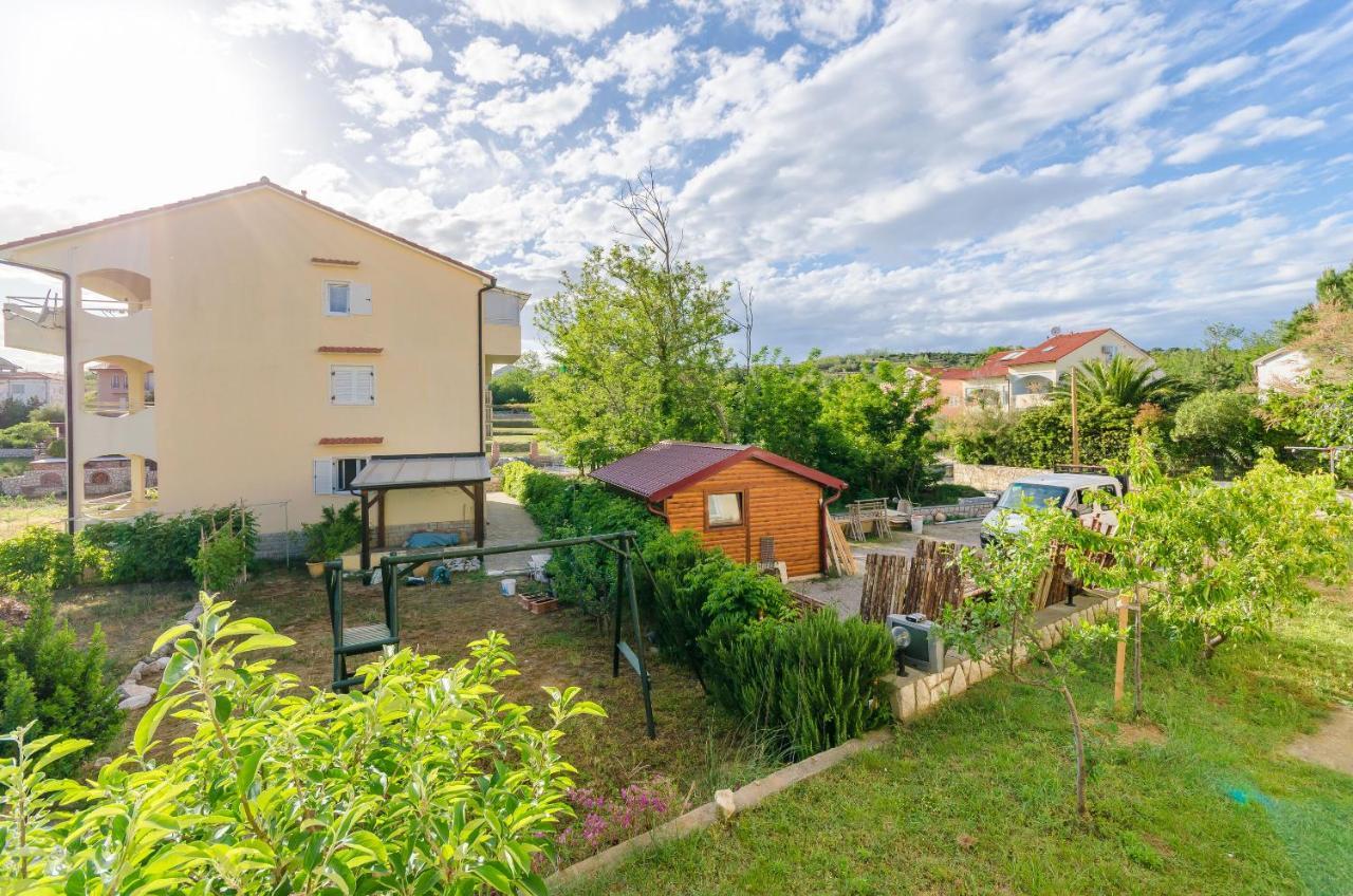 Apartments Alex Lopar Buitenkant foto
