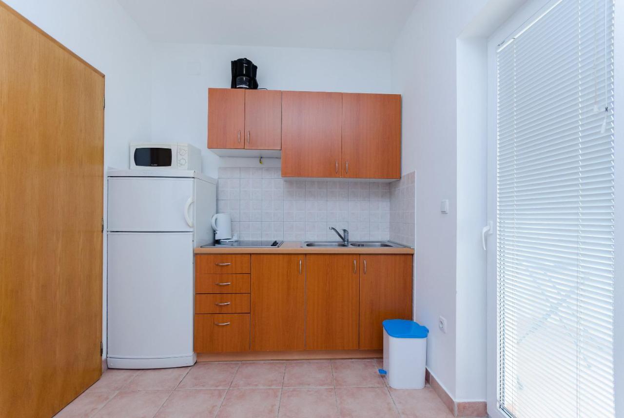 Apartments Alex Lopar Buitenkant foto