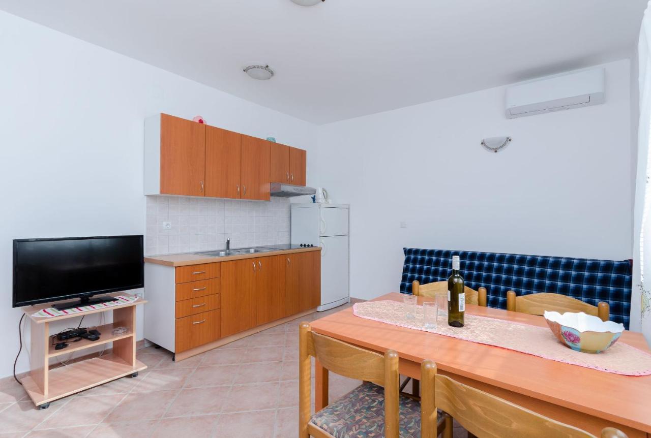 Apartments Alex Lopar Buitenkant foto